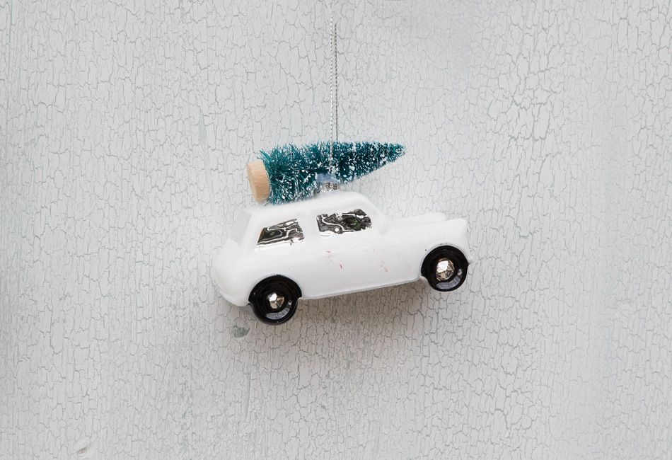 Mini Auto mit Tannenbaum weiß
