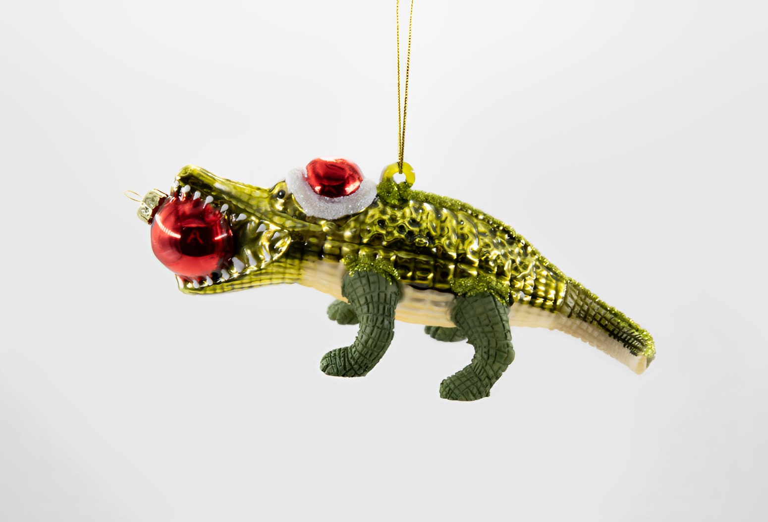 Sass & Belle Krokodil mit Weihnachtskugel Weihnachtsschmuck    