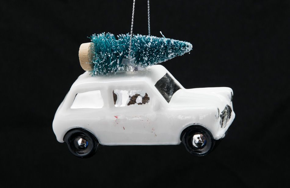 Mini Auto mit Tannenbaum weiß