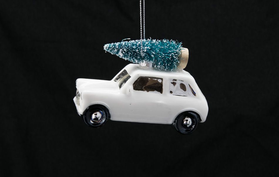 Mini Auto mit Tannenbaum weiß
