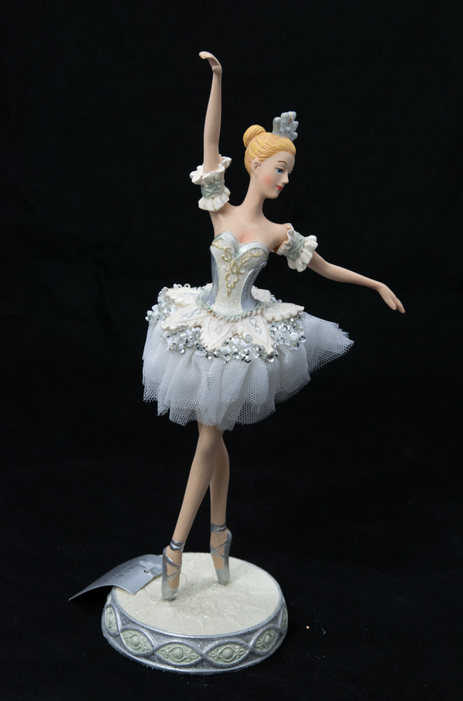 Gisela Graham Ballerina auf Sockel Weihnachtsschmuck 