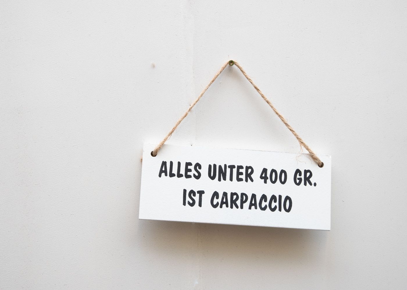 Schild Alles unter 400 GR. ist Carpaccio Landhausstil