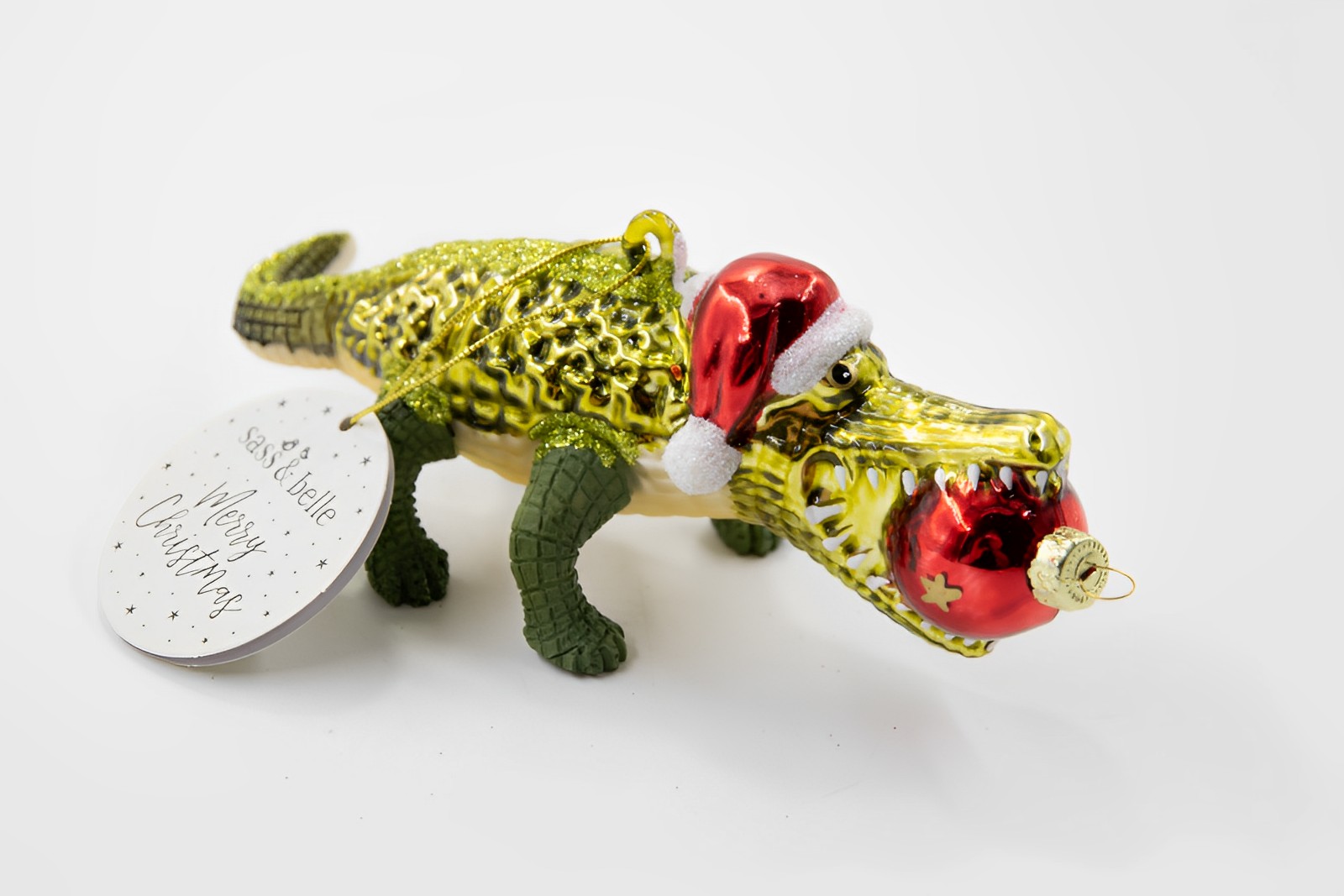 Sass & Belle Krokodil mit Weihnachtskugel Weihnachtsschmuck    