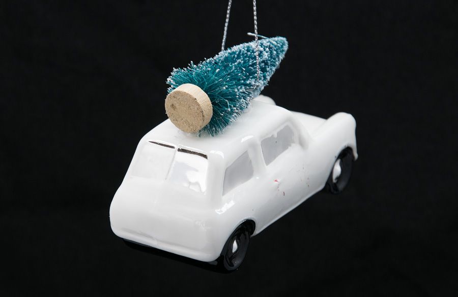 Mini Auto mit Tannenbaum weiß