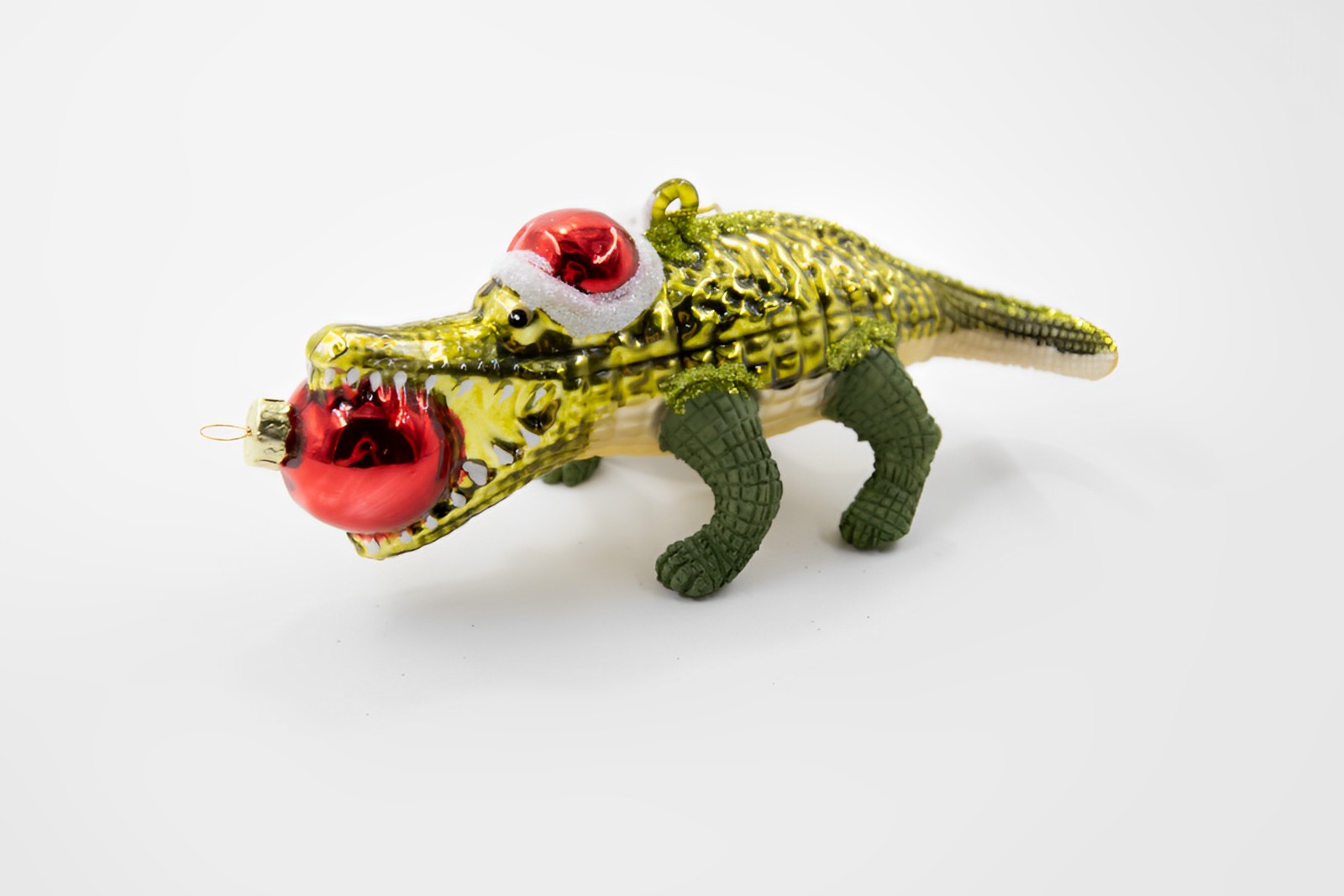 Sass & Belle Krokodil mit Weihnachtskugel Weihnachtsschmuck    